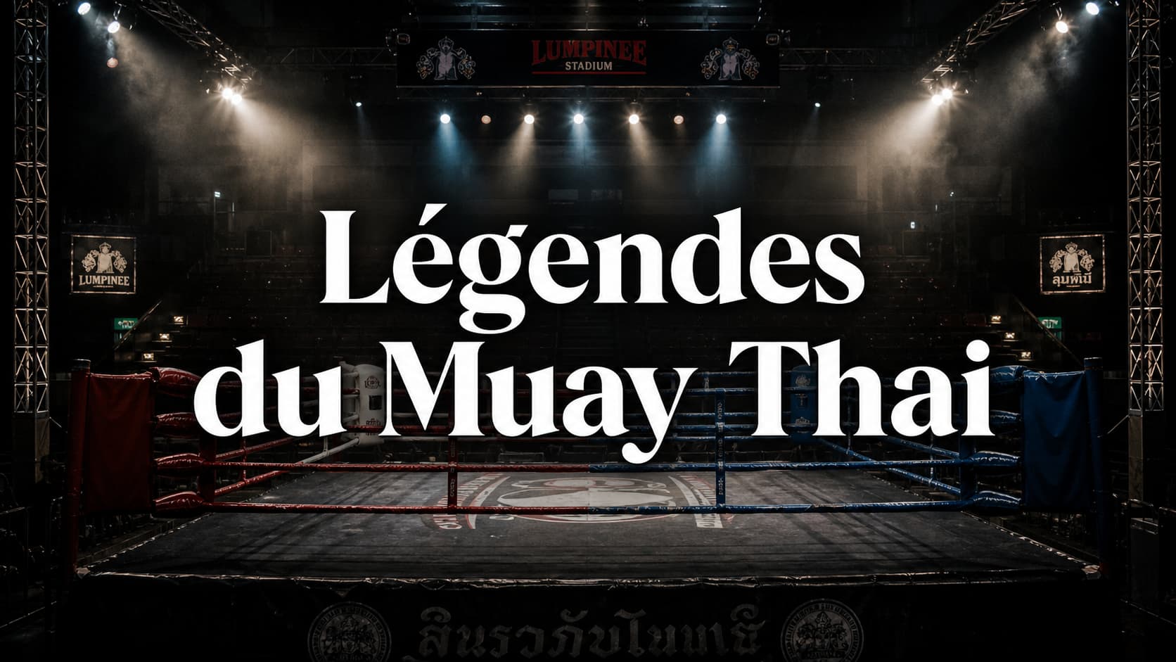 Ring de Muay Thai central, cordes traditionnelles, dans un stade vide baigné de projecteurs perçant la brume, avec le texte 