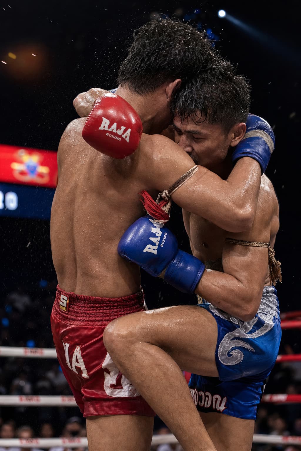 Deux combattants de Muay Thai en plein corps à corps, bras enlacés autour des nuques, muscles tendus, un genou enfoncé dans le flanc, des gouttes de sueur volant dans les airs, sur fond de cordes de ring floues.