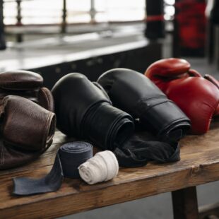 Gants de boxe en cuir : avantages, entretien et critères d’achat