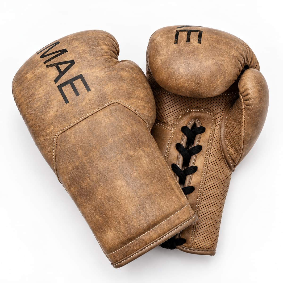 Gros plan sur une paire de gants en cuir vieilli, un gant présenté côté paume pour montrer la fermeture à cordons au poignet.
